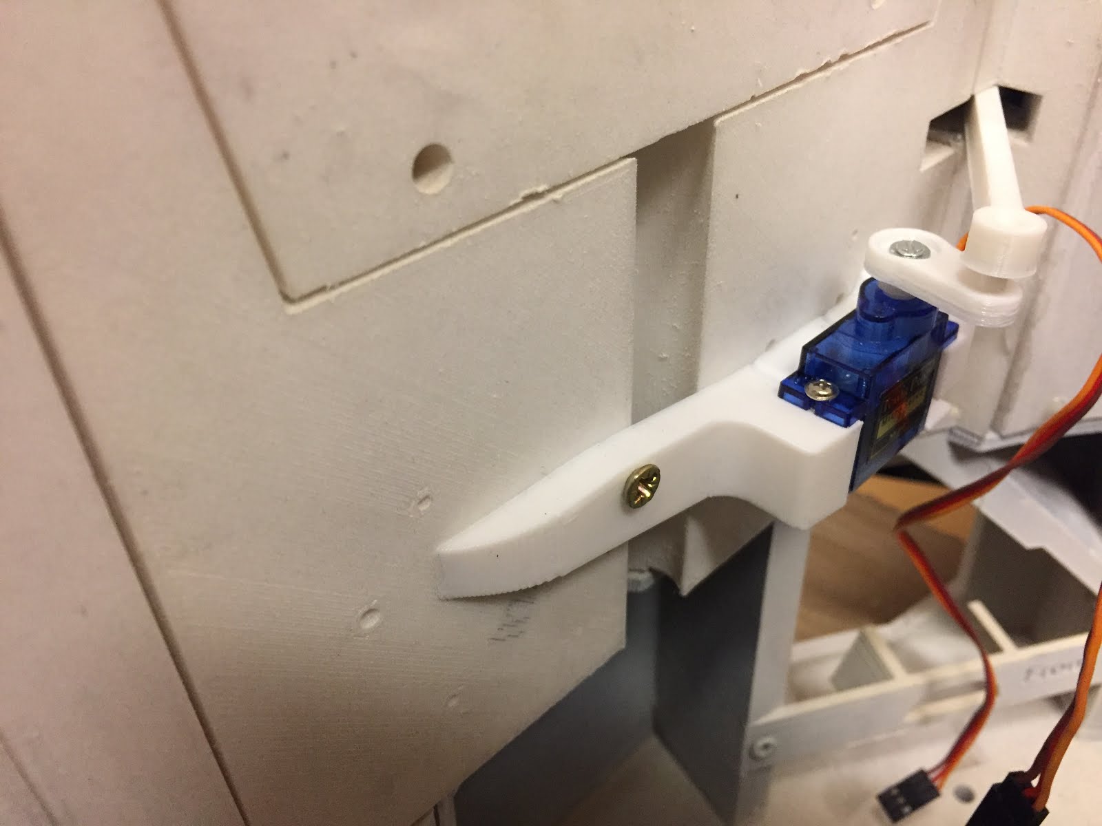 R2D2 doors and servos