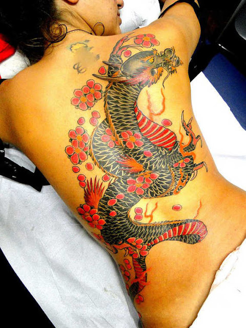 Una mujer con tatuaje de dragon
