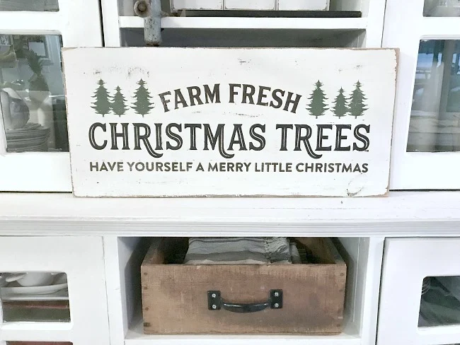 Rustic and reclaimed Christmas tree DIY sign