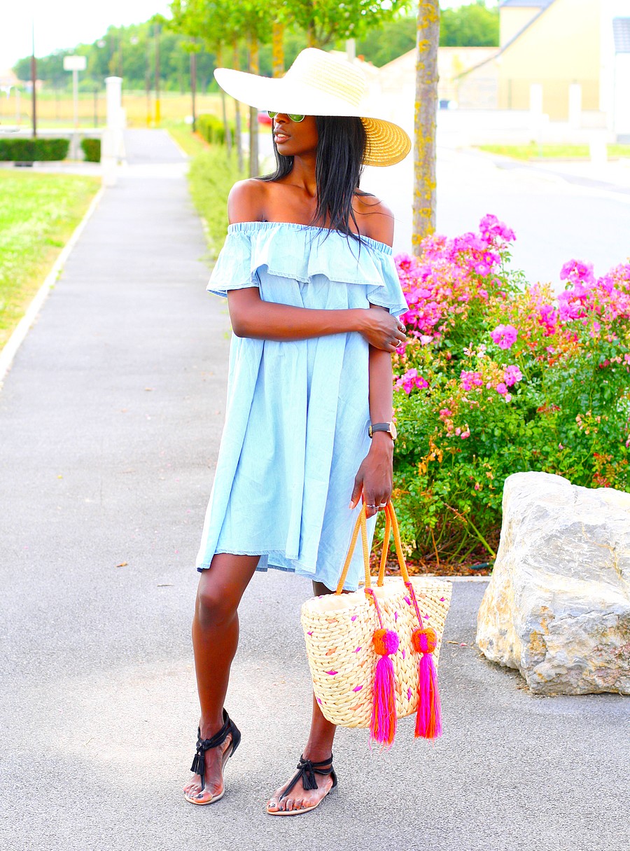 off-shoulder-denim-dress-wide-hat-robe-epaules-denudees-chapeau-de-paille-sandales-pompoms off-shoulder-denim-dress-wide-hat-robe-epaules-denudees-chapeau-de-paille-sandales-pompoms