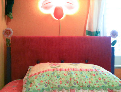 DIY bed in red corduroy with tufting - detail of headboard