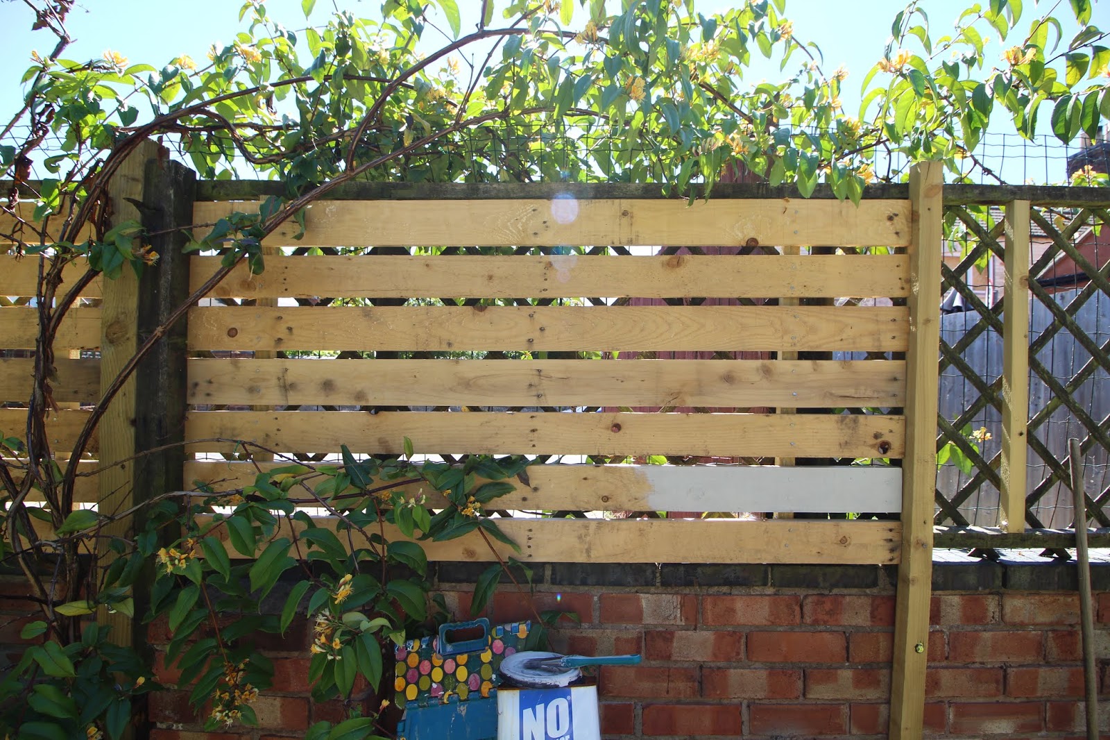 DIY How to Create a Slat Fence with Pallet Wood - Kezzabeth | DIY