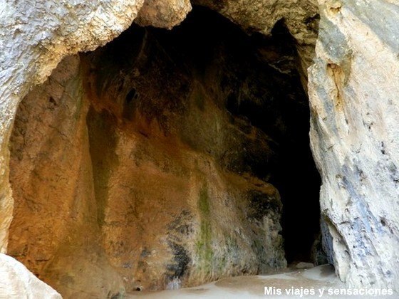 Cueva grande. Parque Natural del Cañón del río Lobos, Soria