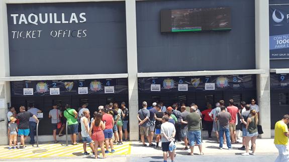 Atlético Malagueño, gente desde las 7:15 horas para sacar una entrada para la final