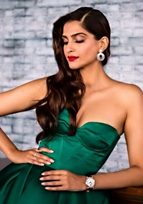 Sonam Kapoor Looks Hot Sexy In Green Dress Sonam Kapoor Hot Cleavage Show Sri Lanka Teen