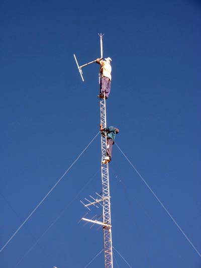 Antennen für unseren TV und FM-Sender werden nach einem Defekt wieder in 30 Meter Höhe montiert