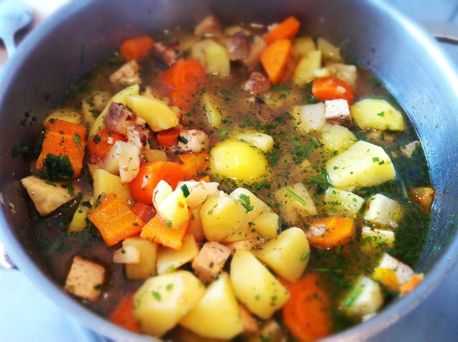 Vegan kochen und genießen: Deftiger Kartoffel-Möhren-Sellerie-Eintopf