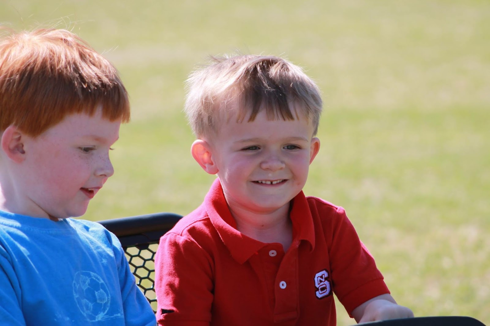 школьник с телефоном. Boy laughing. Three boys. американские старшеклассники два парня. юноши трое с библией.