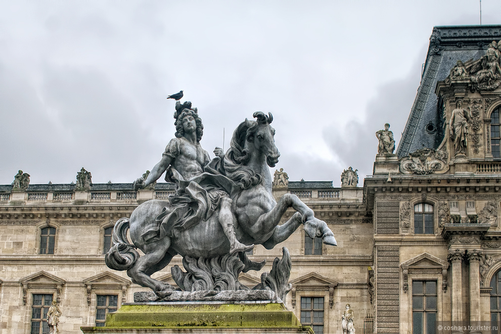 Ле кон. Памятник Людовику 14 в Париже Лувр.