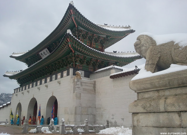 Puerta Gwanghwamun con un haechi nevado