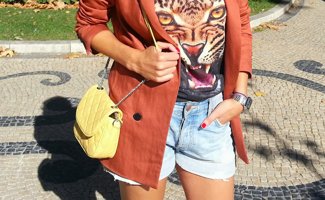 bolso acolchado amarillo. Blazer de color teja. Shorts denim
