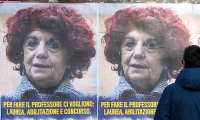 Manifesti anonimi anti-ministra Fedeli: per Adinolfi