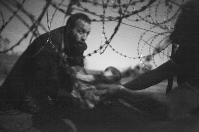 World Press Photo 2015 — Fotó © Warren Richardson Warren Richardson, World Press Photo 2015, sajtófotó, menekültválság, szír polgárháború, párizsi terrortámadások, nepáli földrengés,