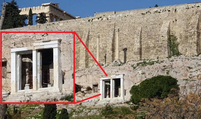 Ο κρυμμένος ναός της Παναγίας μέσα στον ιερό βράχο της Ακρόπολης Ο κρυμμένος ναός της Παναγίας μέσα στον ιερό βράχο της Ακρόπολης