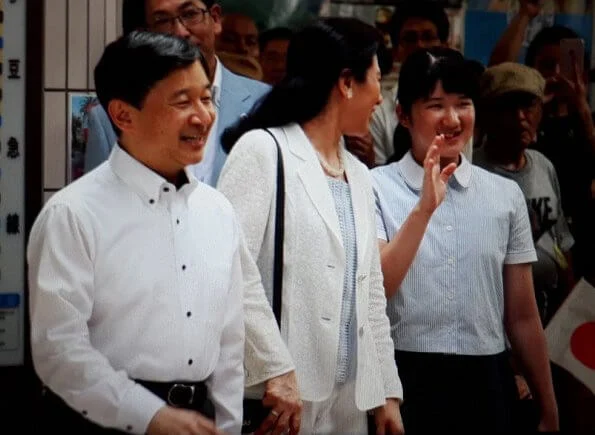 Crown Prince Naruhito, Crown Princess Masako and Princess Aiko arrived at the Izuky-Shimoda Station for holiday