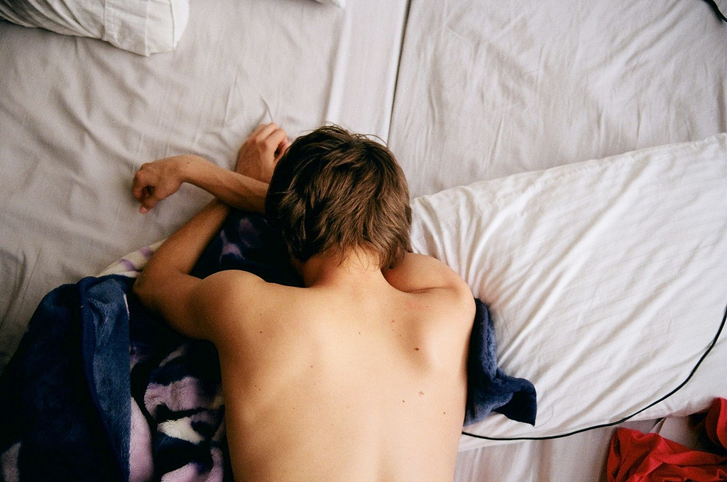 Мальчики 12 лет спят. Мужская спина на кровати. Спящие мальчики. Кровать для мальчика. Мальчик в постели.