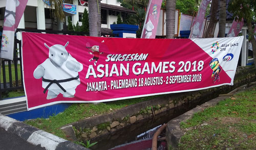 ENERGY OF ASIA : Semangat menggaungkan Asian Games 2018 di kota Pontianak sudah menyebar ke seluruh penjuru kota dengan bertebaranya spanduk Asian Games 2018 milik kita bersama. Foto Asep Haryono ENERGY OF ASIA : Semangat menggaungkan Asian Games 2018 di kota Pontianak sudah menyebar ke seluruh penjuru kota dengan bertebaranya spanduk Asian Games 2018 milik kita bersama. Foto Asep Haryono