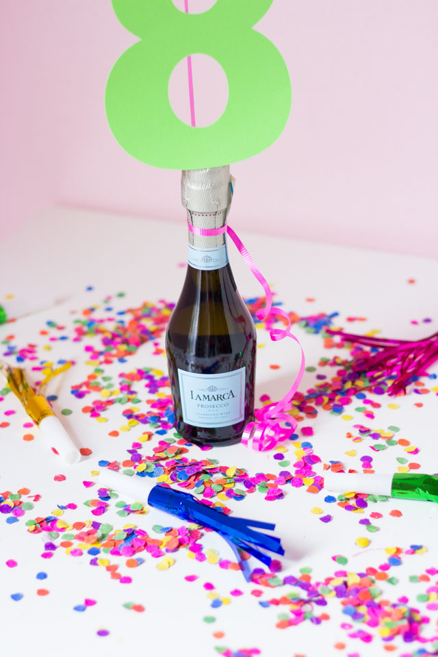 The perfect DIYt New Years Eve decoration - confetti filled number balloons with a champagne balloon weight! The perfect DIYt New Years Eve decoration - confetti filled number balloons with a champagne balloon weight!