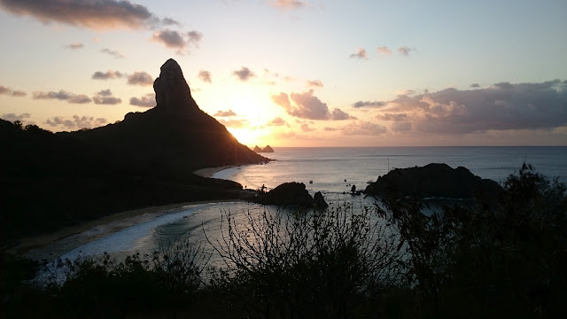 Sol se pondo em Noronha