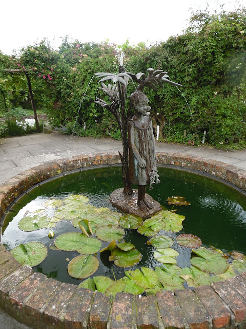 Burton Agnes Hall & Gardens formalne oczko wodne, fontanna