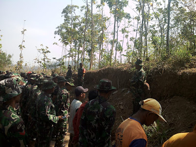 WARGA RT.08 DUSUN SUKOREJO KECAMATAN SAMBIREJO DAN SATGAS TMMD REGULER KE 103 SIAP TEMPUR