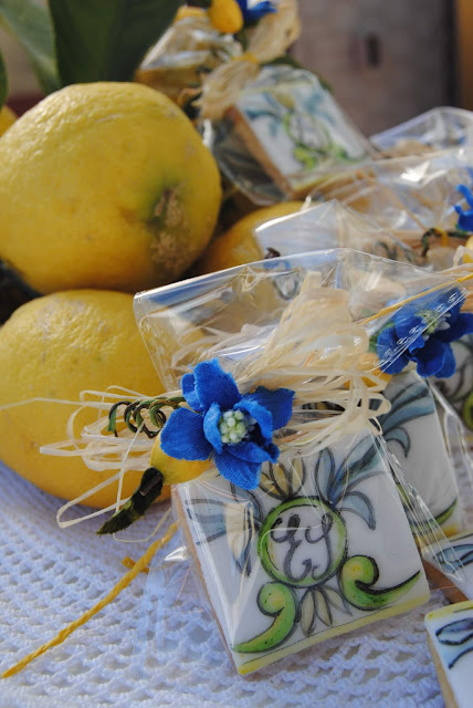 biscotti segnaposto dipinti a mano e personalizzati con motivi ispirati alla ceramica vietrese