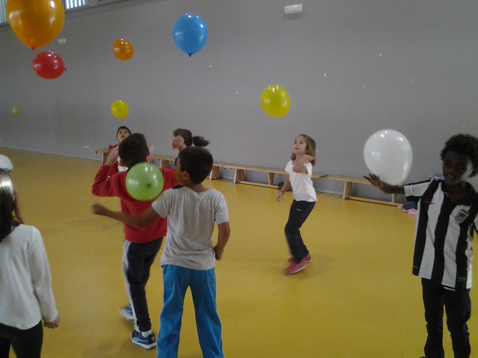 radio Crudo Seguro Educación Física en el CEIP "Las Vaguadas".: Desarrollo de la percepción  corporal con globos de 1º a 3º.