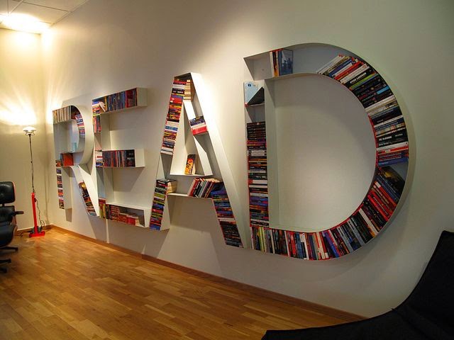 Estantería de libros en un apartamento de Estocolmo, Suecia