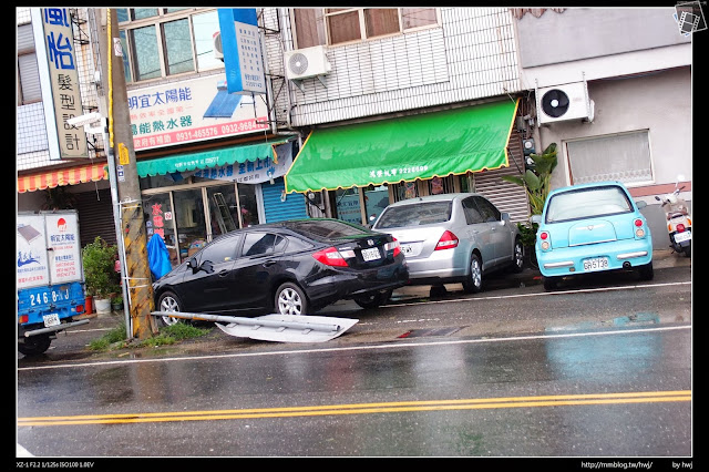 2013-07-13 蘇利颱風侵襲南投 這路牌是吹倒的還是早就倒了呀？                                                                 