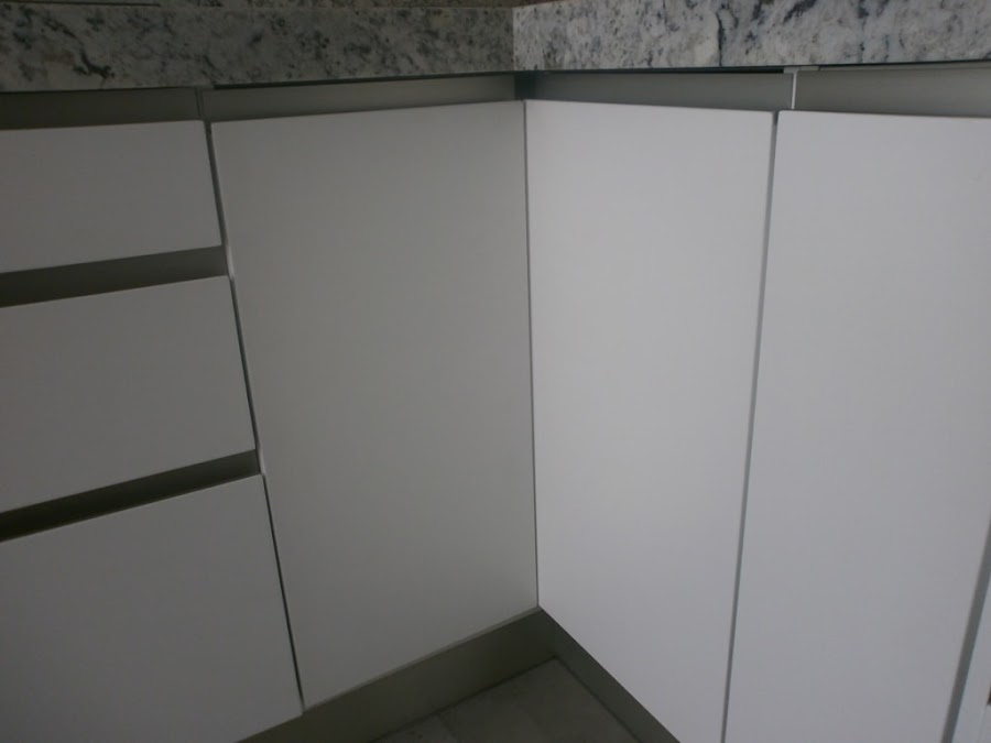 cocina-blanca-con-granito-gris-cce