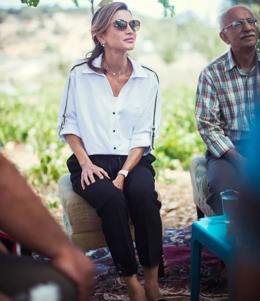 Queen Rania met with its women beneficiaries to learn about their efforts in organic and sustainable agriculture