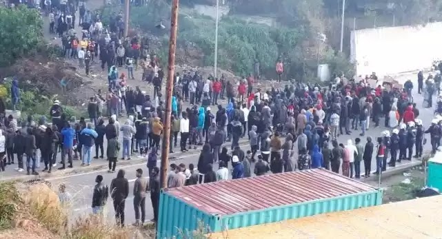 Ξεσηκώθηκαν οι Αφρικανοί στην Σάμο – Συγκρούσεις με την αστυνομία – Έκλεισαν σχολεία Ξεσηκώθηκαν οι Αφρικανοί στην Σάμο – Συγκρούσεις με την αστυνομία – Έκλεισαν σχολεία