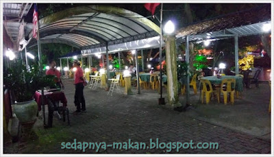 antara ruang makan restoran Saji