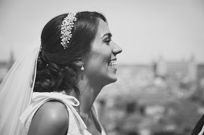 El tocado de perlas hecho por @tocadosnilataranco es el remate perfecto al vestido y el velo de novia