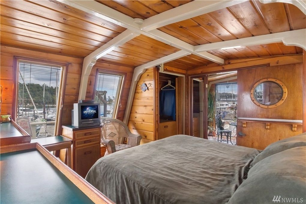 13-Master-Bedroom-Architecture-with-the-House-Boat-on-an-Island-www-designstack-co