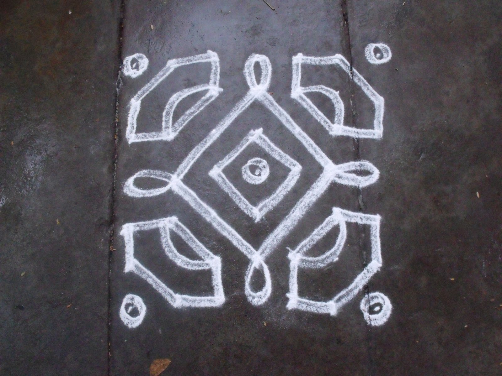 Rangoli designs/Kolam: 7-7 pulli kolam
