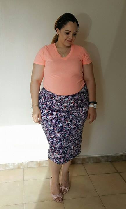 blusa-color-solido-con-falda-flores