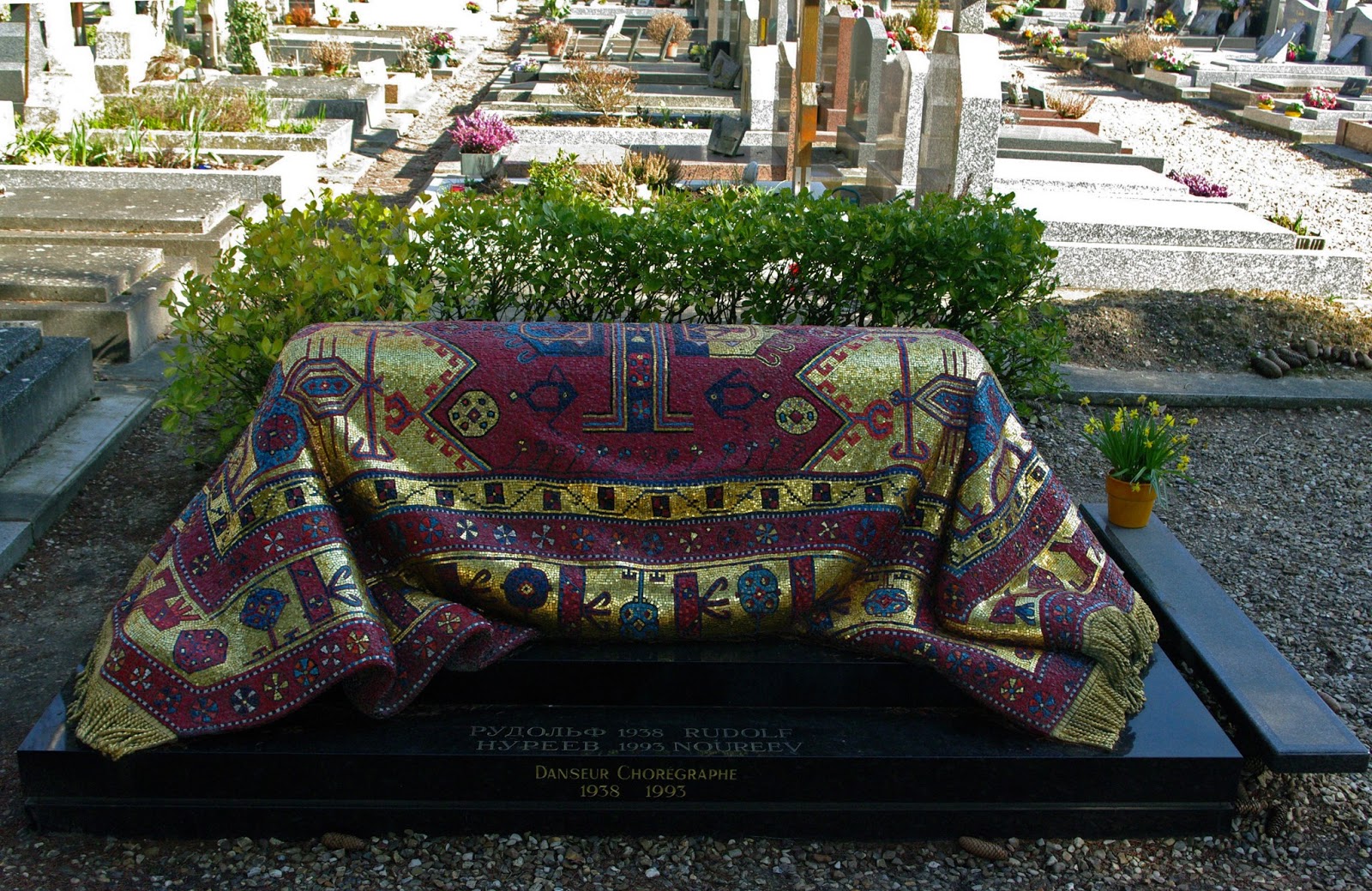 Charmes méconnus du Hurepoix . La chapelle et le cimetière russes de Sainte Geneviève des Bois.