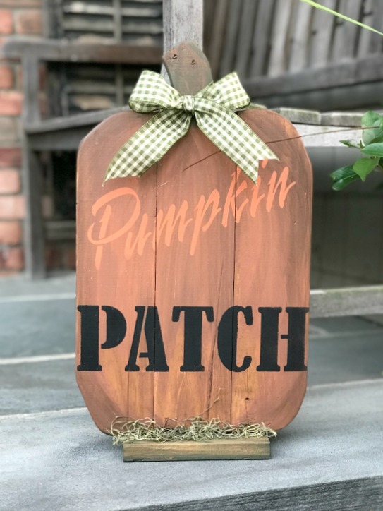 Painting a pallet pumpkin sign with a pumpkin patch stencil
