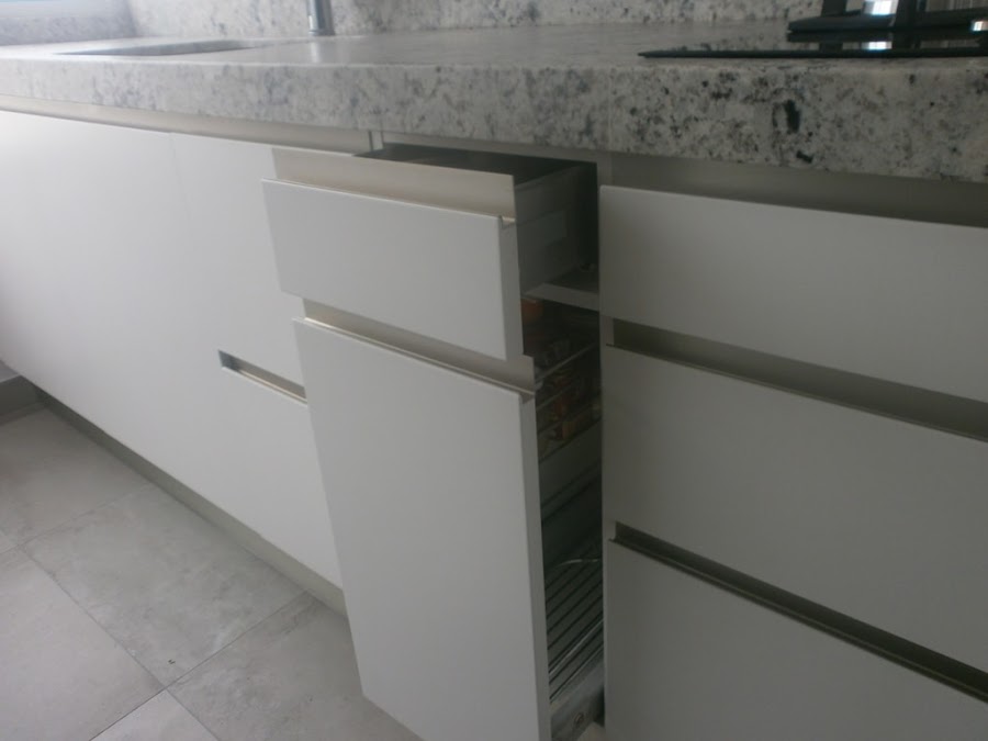 cocina-blanca-con-granito-gris-cce