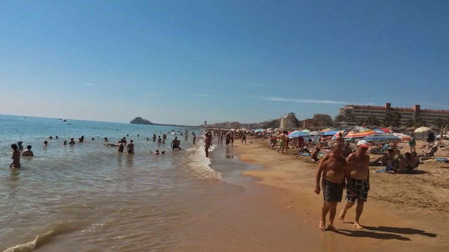 Playa Norte de Peñíscola, puedes disfrutar de 5 km de playa natural, ideal para los niños