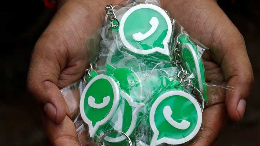 whatsapp app closes automatically