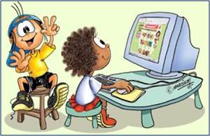 Mão de criança segura um mouse ou teclado de computador. a criança aprende  online e joga no computador em casa. escola, educação, jogo e conceito de  tecnologia.