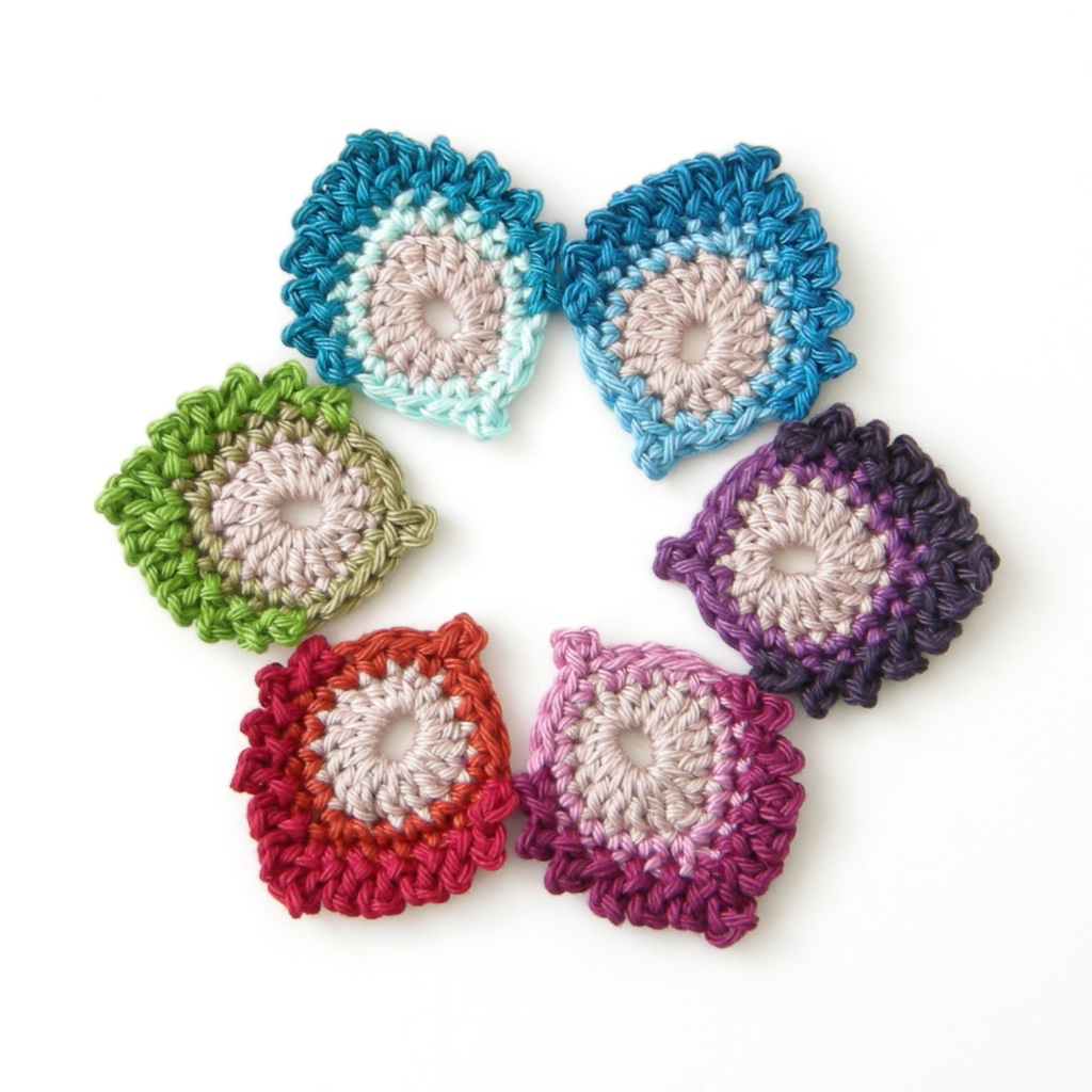Free Crochet Pattern in English & Dutch: French Mini Peacock Feather ...