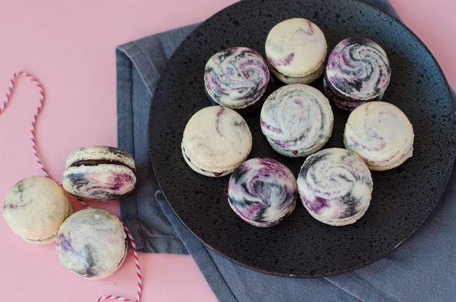 Macarons marbrés au chocolat qui pétille