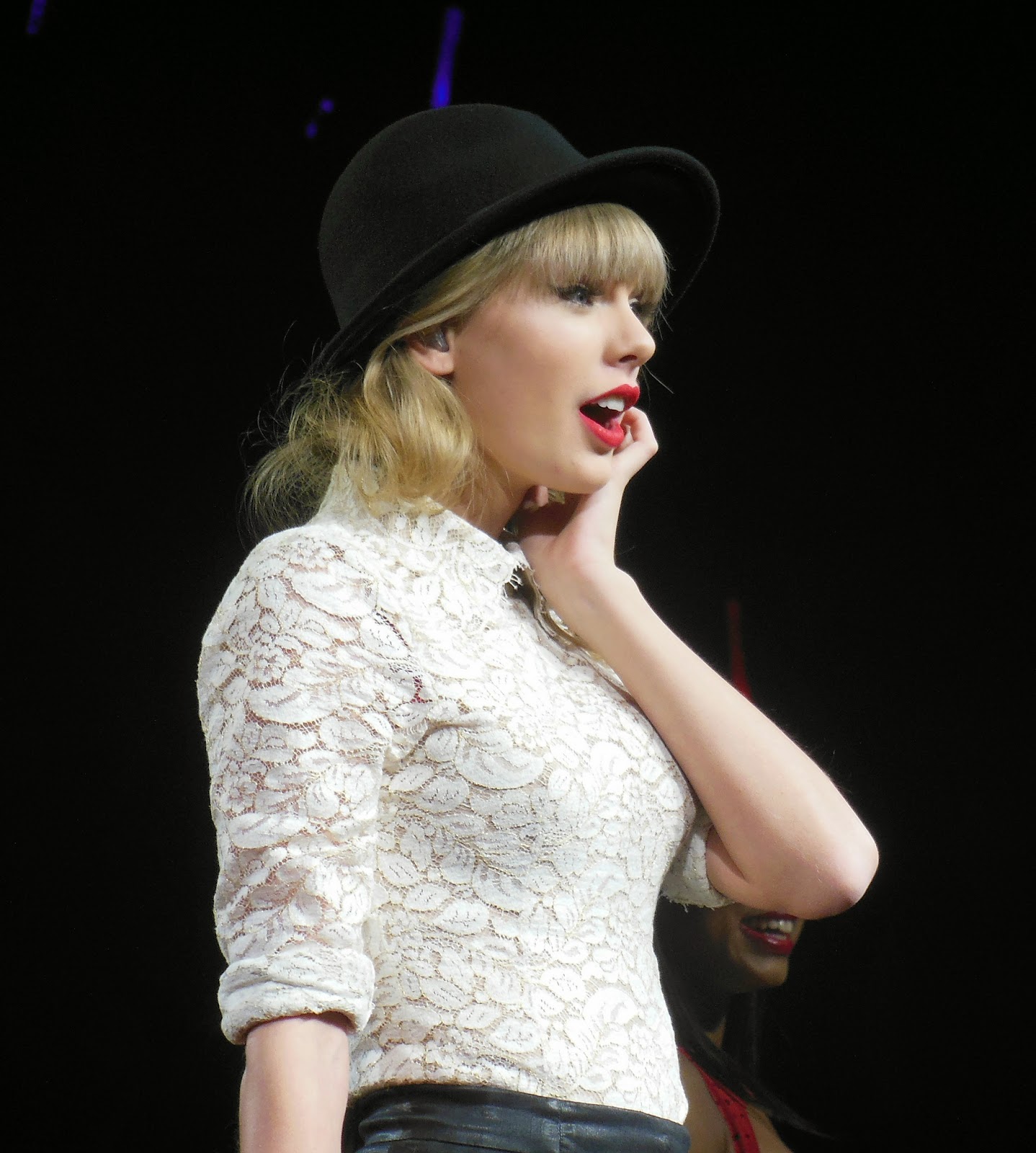 Lirik Lagu Sparks Fly