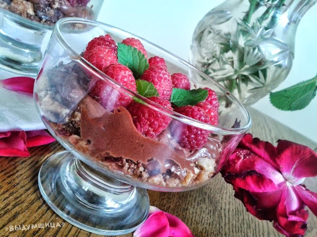 десерт из малины и шоколада
