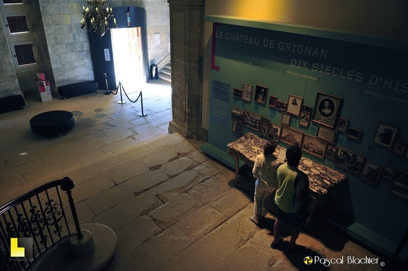 valerie blachier et guillaume schramme devant l'exposition du chateau de Grignan photo Pascal Blachier