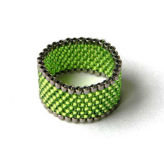 Зеленое кольцо из бисера