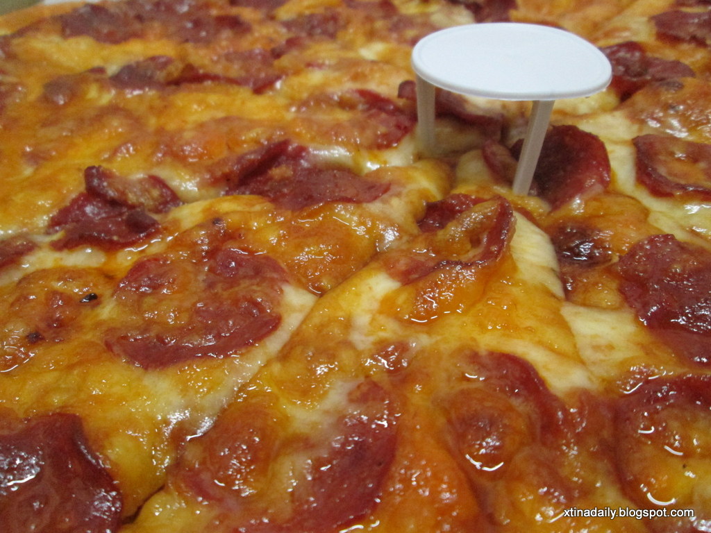 Shakey's Hand Tossed Pizza celebraTINg exisTENce